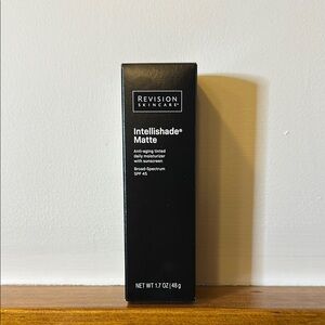 Revision Skincare Intellishade Matte Moisturizer
